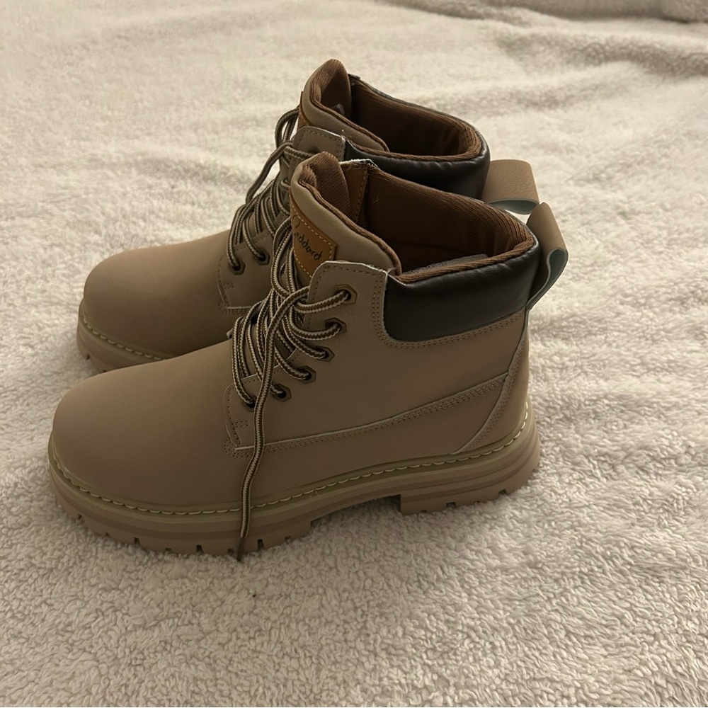 Gibson Beige Lace-Up Boots